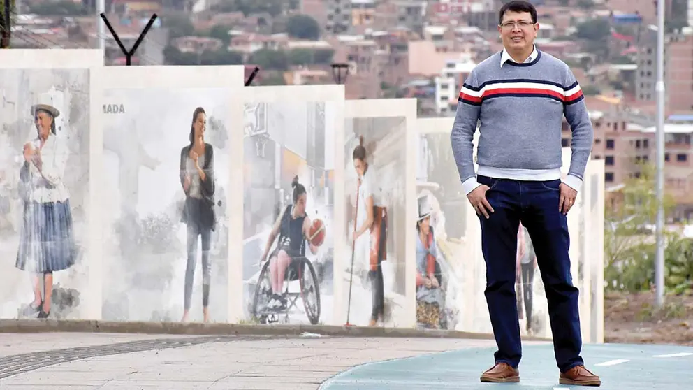 En gerente de ECCSA, Raúl Solares, en un área de murales femeninos implementados en la Coronilla. DICO SOLÍS