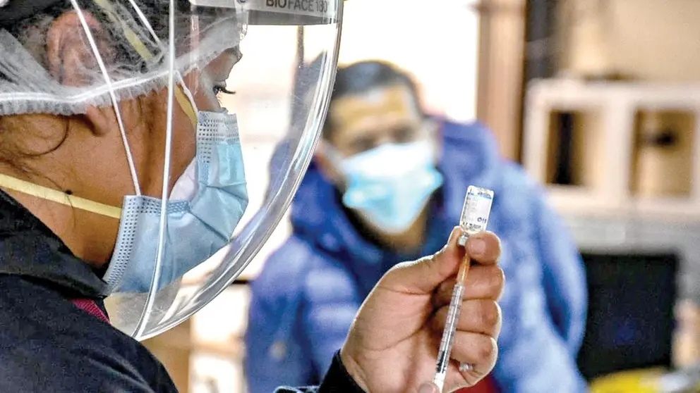 Una enfermera alista una dosis contra el coronavirus para aplicarla a un hombre. CR&Eacute;DITO: Archivo