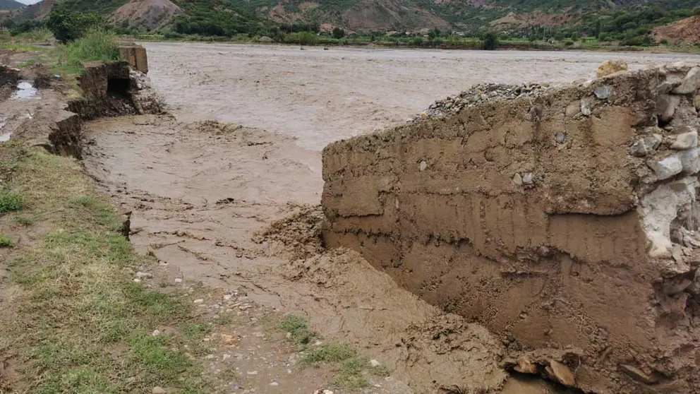 Un muro de contención derribado por el río en Sipe Sipe. CORTESÍA