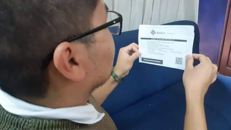 Un ciudadano toma en sus manos su carnet anticovid. OPINI&Oacute;N