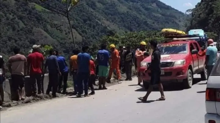 Bomberos reportan embarrancamiento con 5 fallecidos en la ruta Caranavi-La Paz. RRSS