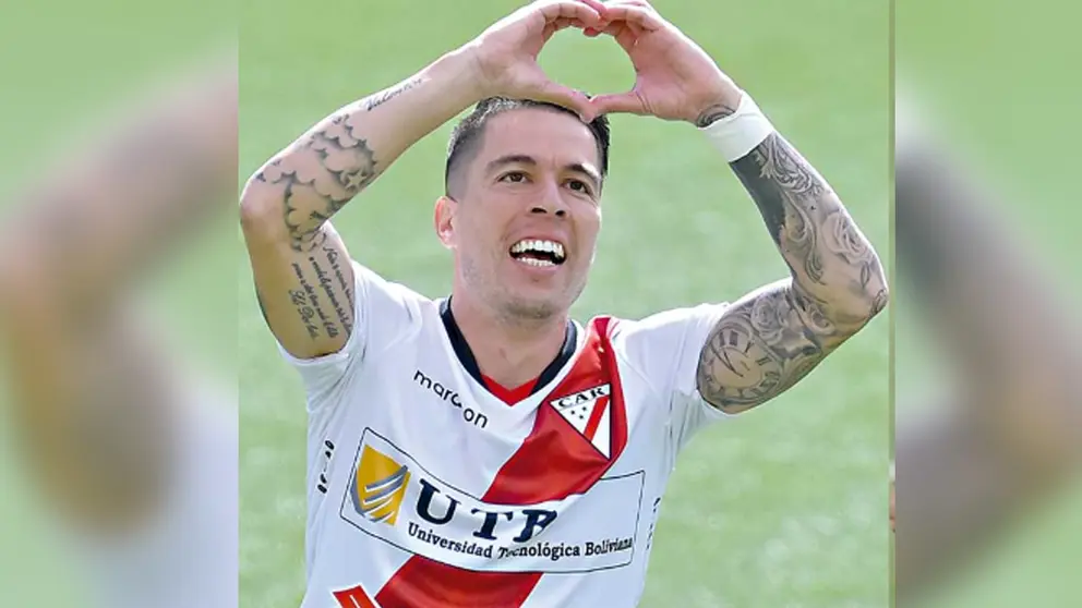 Javier Sanguinetti festeja un gol en Always Ready. APG