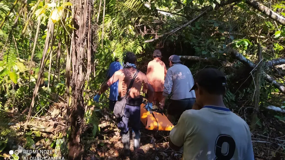 Miembros de la UGR de la Gobernaci&oacute;n de Cochabamba trasladan los restos del cuerpo cercenado de una que se ahog&oacute; en Pojo. UGR CBBA
