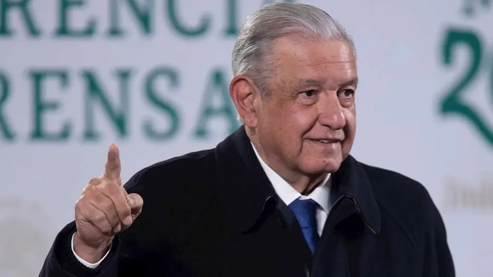Fotografía cedida por la Presidencia de México que muestra al mandatario Andrés Manuel López Obrador durante una rueda de prensa, hoy, en el Palacio Nacional de la Ciudad de México. EFE