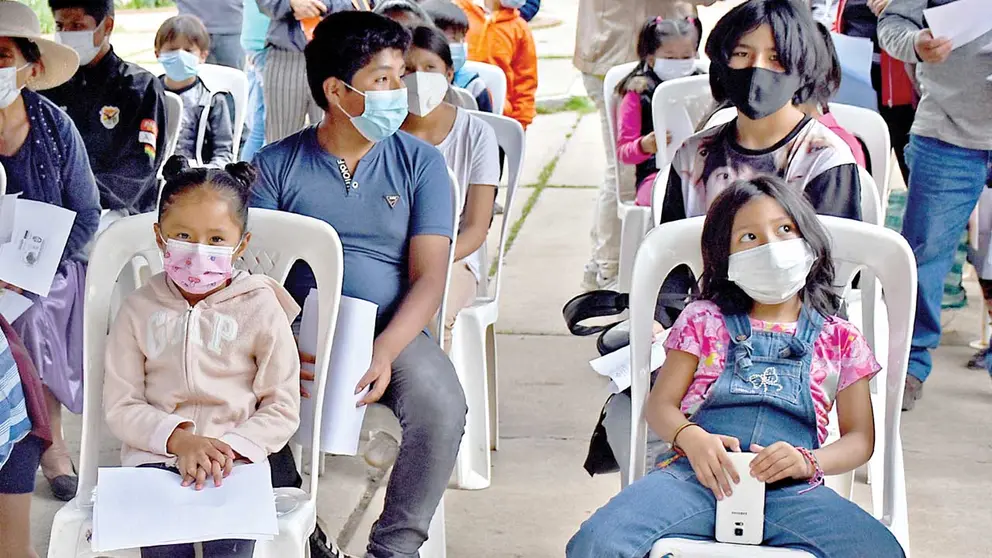 Niños aguardan pruebas de antígeno nasal. DICO SOLÍS