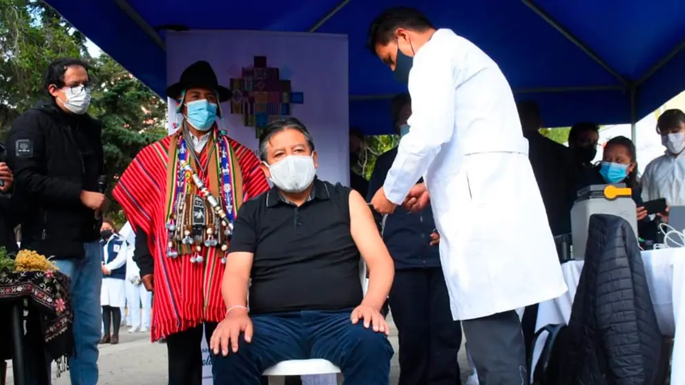 El vicepresidente, David Choquehuanca, recibiendo la vacuna Sinopharm. APG