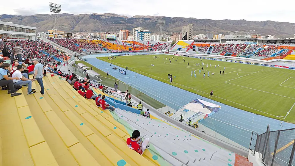 Una vista panorámica del estadio Félix Capriles, con aficionados. APG