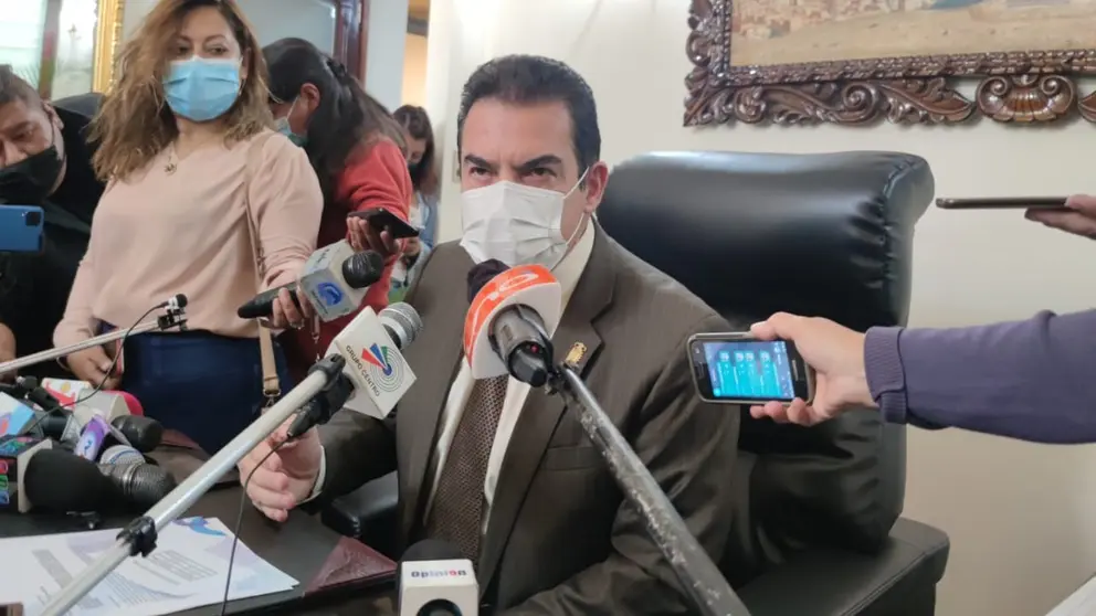 El alcalde de Cochabamba, Manfred Reyes Villa, este martes en su despacho. CLAUDIO ROJAS