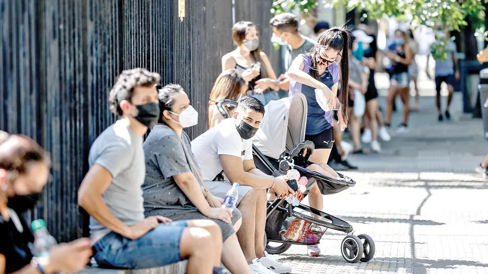 Personas esperan en una fila para realizarse pruebas para detectar COVID, en Argentina. EFE