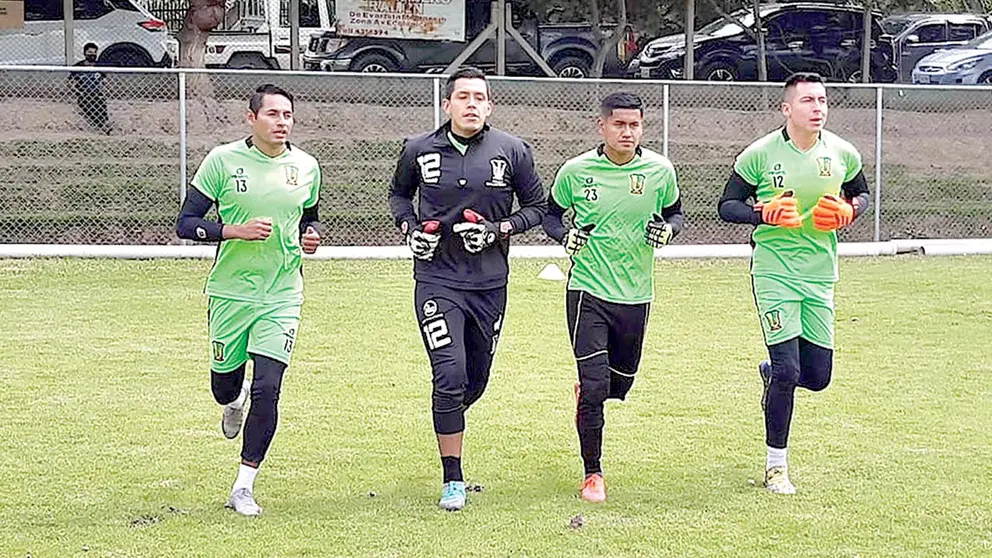 Los jugadores de Palmaflor,  durante la sesión de práctica en el estadio de Tiquipaya. ODMQF