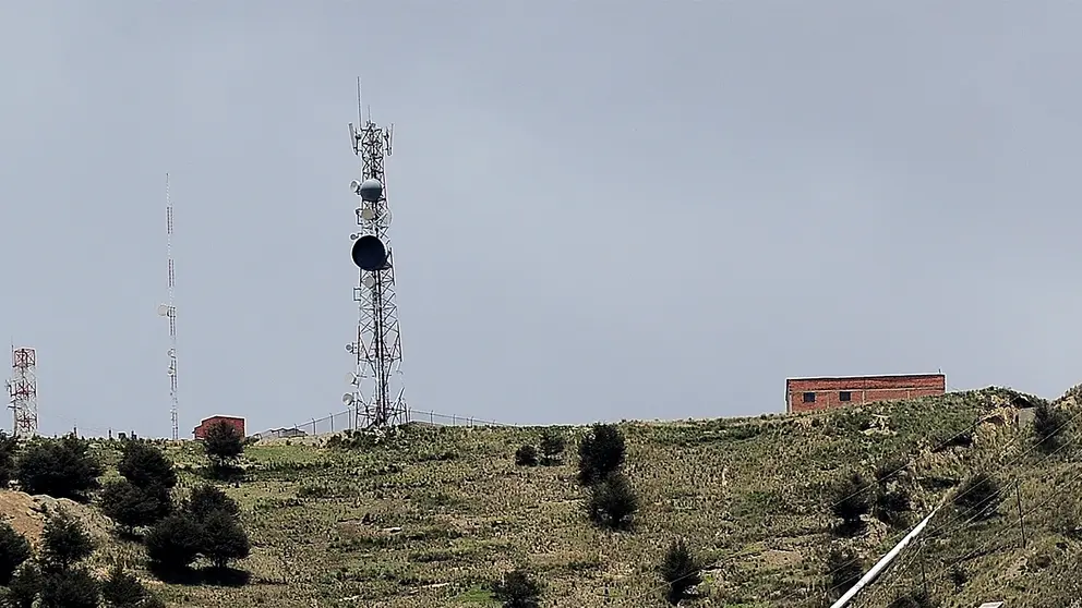 Zona donde se hallan instaladas antenas de medios radiales y de televisi&oacute;n privados, en la margen de la ciudad de El Alto.