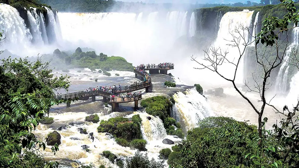 Cataratas de Iguaz&uacute; la cascadas más grande del mundo. Tiene dos kilómetros de cataratas de más de 70 metros y 275 saltos de agua desde distintas alturas, entre los que destaca Garganta del Diablo, de 80 metros. AMICHI-GETTYIMAGES-COOP