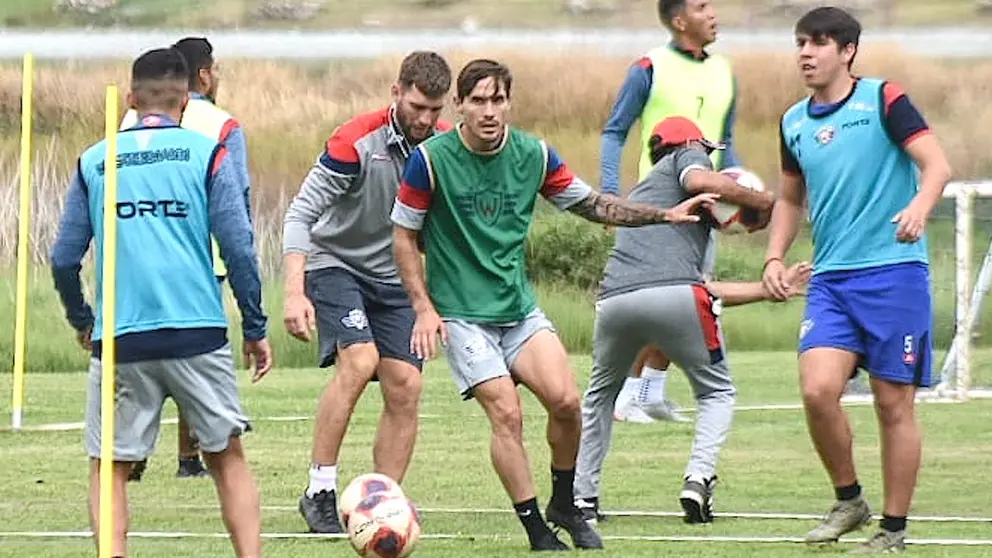 Una sesión de entrenamiento del plantel aviador, en el complejo de la laguna Alalay. DICO SOLÍS