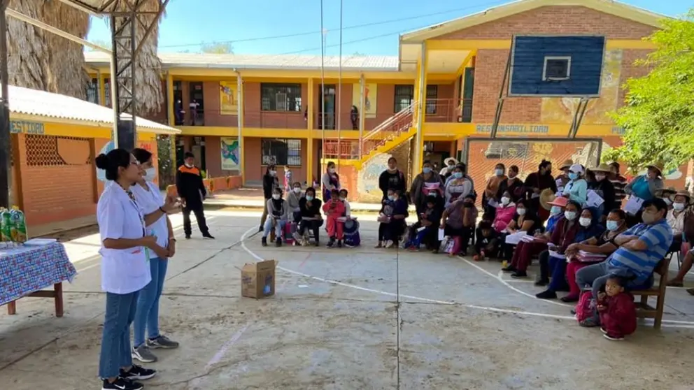 Voluntarias de Psicología de la Universidad Católica en reunión con niños de la Maica. CORTESÍA
