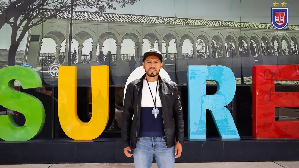 Moisés Vásquez ya se encuentra en Sucre para defender los colores de su nuevo equipo. Facebook Club Deportivo Universitario