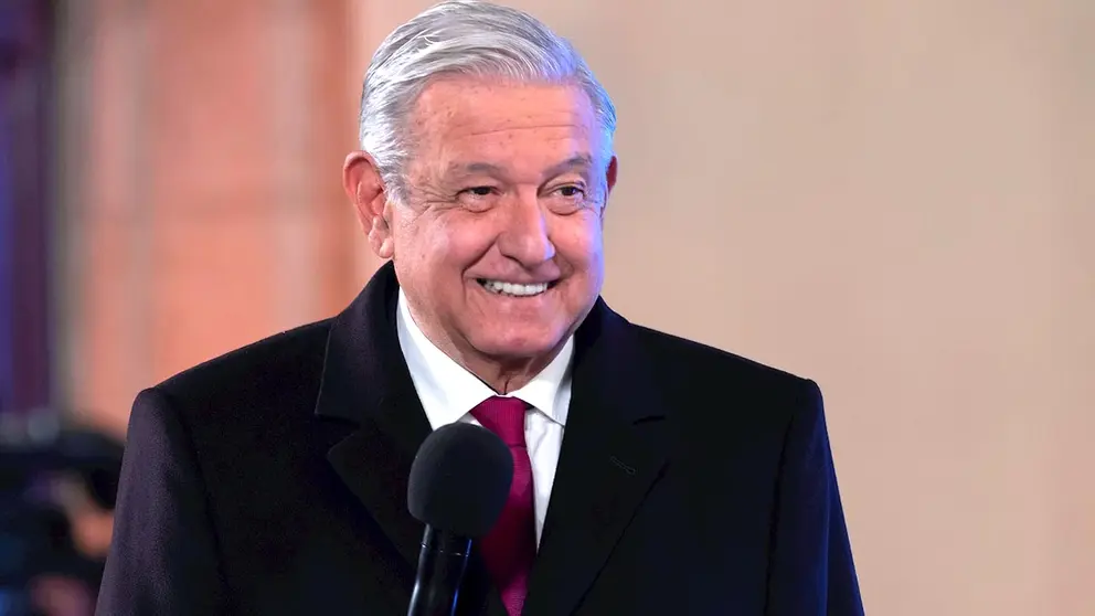 Fotografía cedida por la Presidencia de México que muestra al presidente Andrés Manuel López Obrador durante una rueda de prensa, en el Palacio Nacional, en la Ciudad de México. EFE