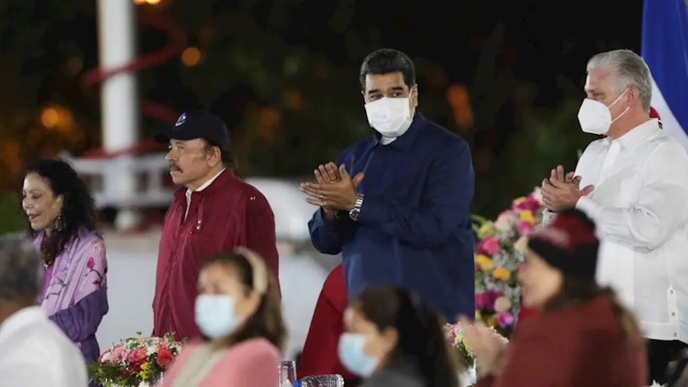 El presidente de Venezuela, Nicolás Maduro (c), mientras aplaude junto al mandatario nicaragüense Daniel Ortega (2-i), la vicepresidenta Rosario Murillo (i), y el presidente cubano, Miguel Díaz-Canel (d), en Managua (Nicaragua). EFE