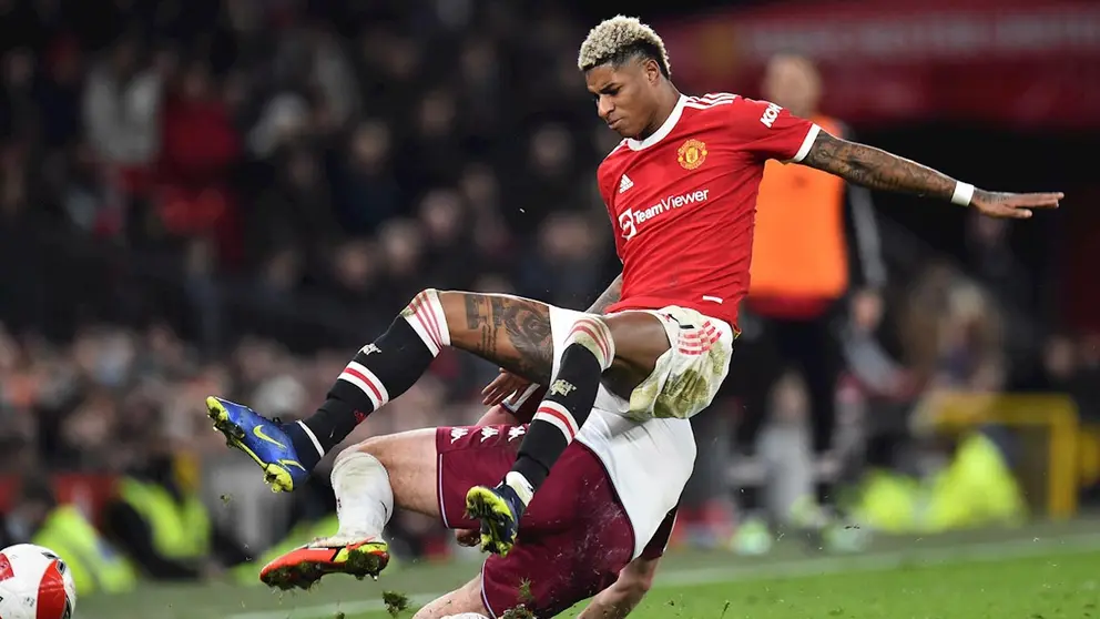Marcus Rashford (frente) del Manchester United en acción contra John McGinn (atrás) del Aston Villa durante el partido de fútbol de la tercera ronda de la Copa FA inglesa entre el Manchester United y el Aston Villa. EFE