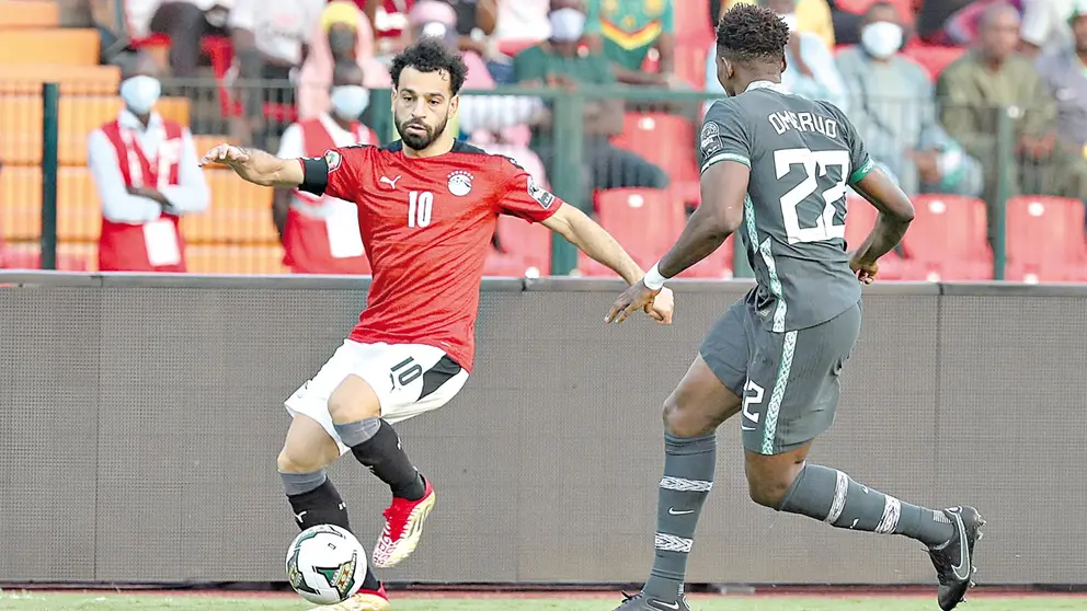 El egipcio Mohamed Salah (i) disputa el balón con Kenneth Omeruo de Nigeria. EFE