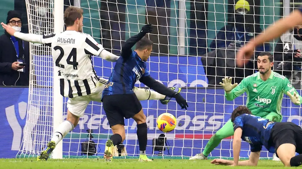 Alexis Sánchez (C) del Inter de Milán anota 2-1 gol durante la final de la Supercopa Italiana entre el FC Inter y la Juventus. EFE