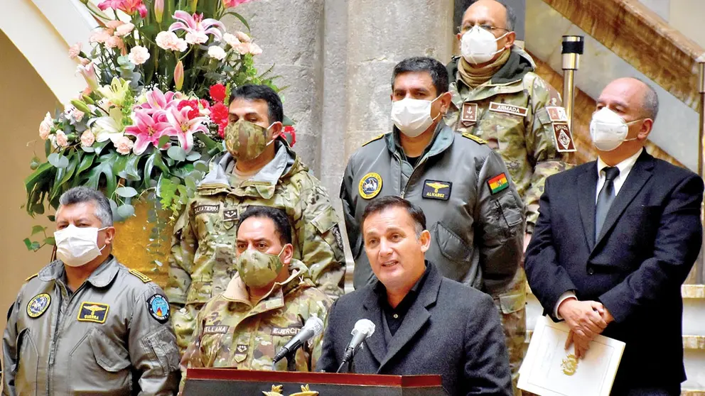 Los exministros López y Murillo junto al Alto Mando Militar. ARCHIVO