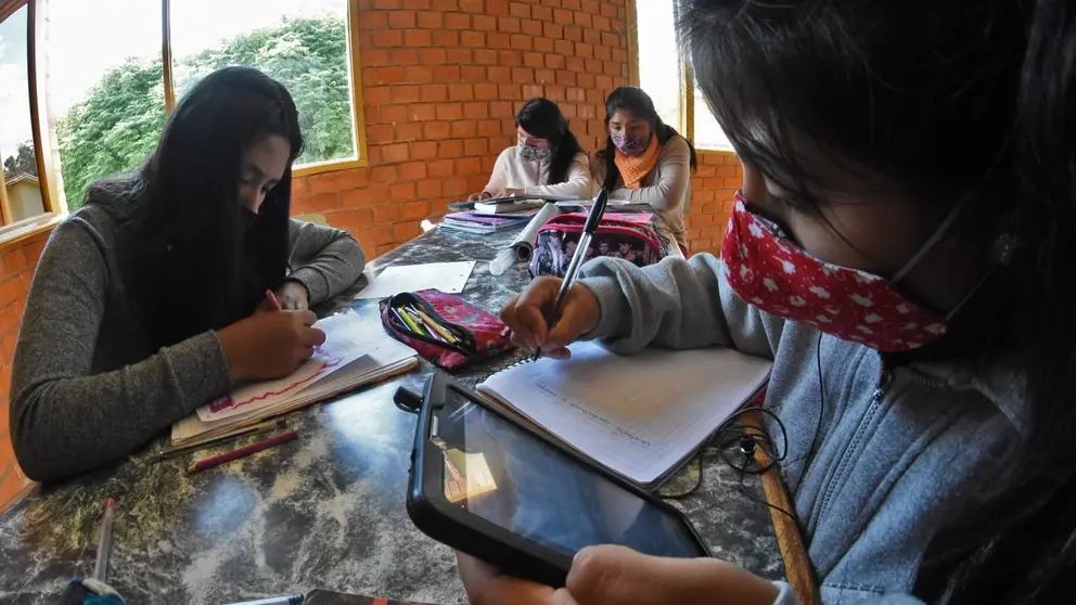 Estudiantes pasan clases en modalidad virtual, en 2021. DICO SOL&Iacute;S