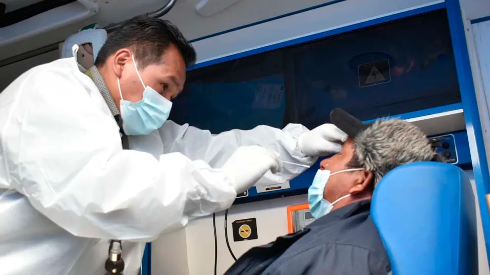 Personal de salud realiza una prueba de salud a un chofer en Tambo Quemado. APG