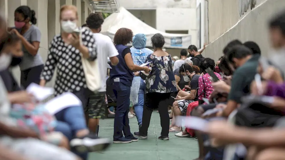 Decenas de personas hacen fila para tomarse una prueba de detección de coronavirus, en un Centro de Salud del ayuntamiento de Río de Janeiro. EFE