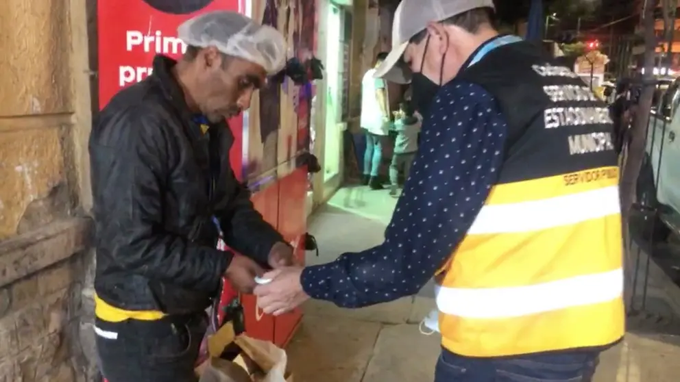 Funcionarios de la Alcald&iacute;a controlan el uso de barbijo en la avenida Hero&iacute;nas.