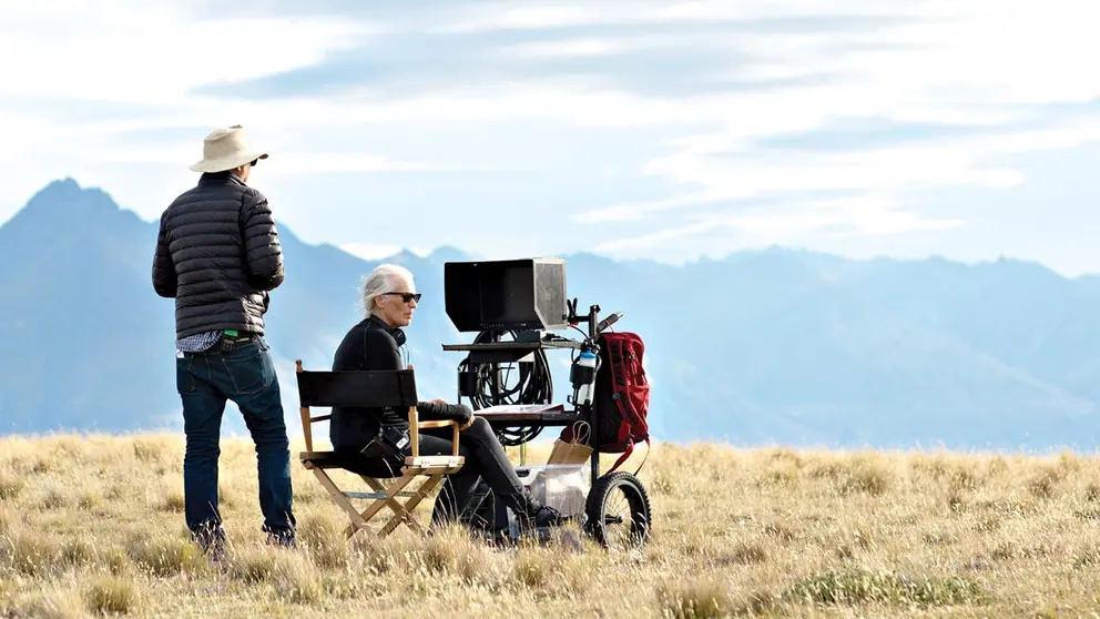 La escritora, productora y directora Jane Campion en el set de &lsquo;El poder del perro&rsquo;, contra la inmensidad física de una Montana escasamente poblada.      NETFLIX