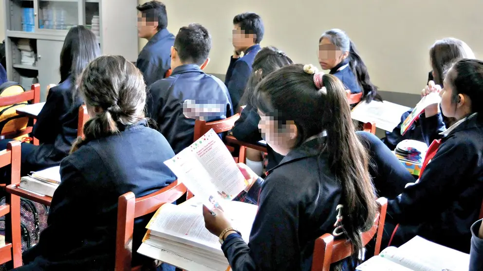 Estudiantes de secundaria pasan clases presenciales.                              Archivo
