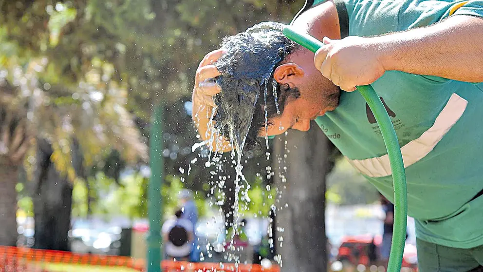 Una persona intenta refrescarse en una plaza principal de Argentina.            LA SEXTA