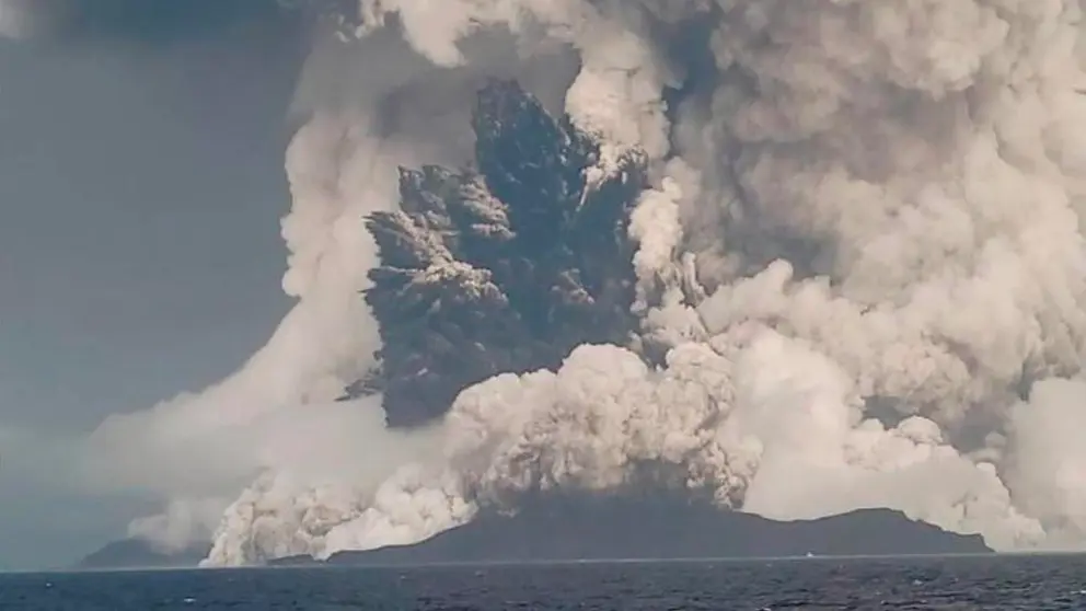 El volc&aacute;n submarino erupcion&oacute; cerca de Tonga./ FOTO Servicio Geol&oacute;gico de Tonga