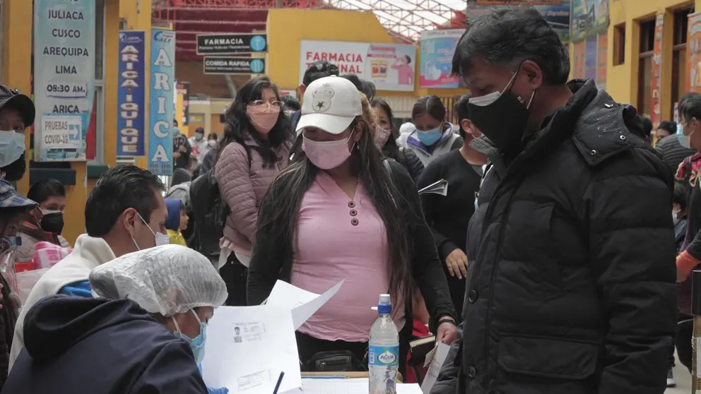 Personas hacen fila en un punto de vacunación en la terminal de La Paz. ABI