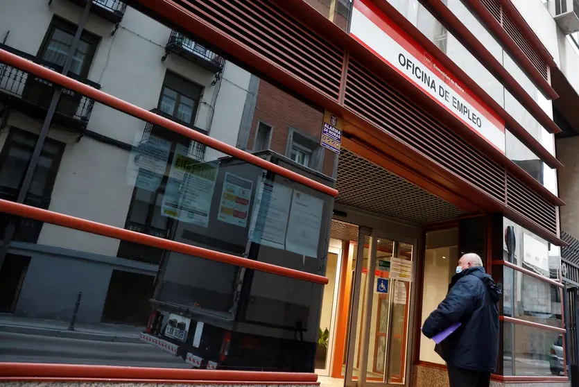 Un hombre entra a una oficina de empleo en Madrid, Espa&ntilde;a. EFE