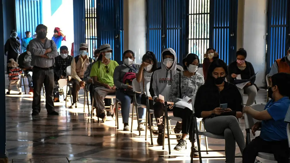 Ciudadanos en jornada de vacunaci&oacute;n en el coliseo de La Coronilla. DICO SOL&Iacute;S