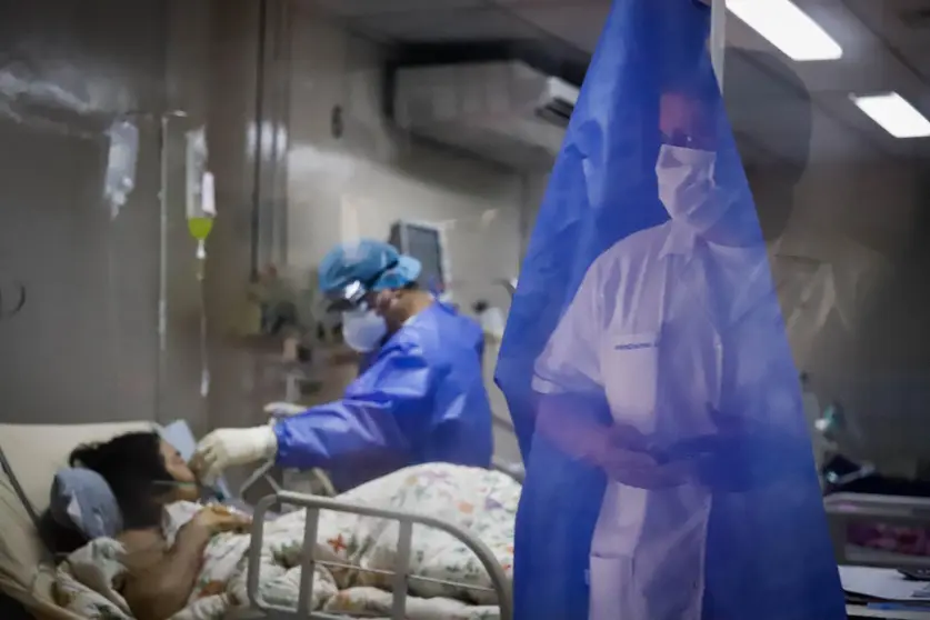 Reflejo de un trabajador de la salud en el hospital de San Lorenzo de Paraguay.     EFE