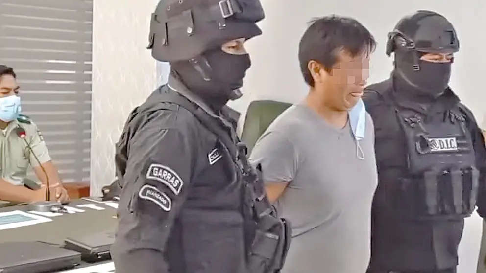Policía presenta a sindicado de matar a su pareja y a su hijastro en Santa Cruz. PRIMEROS EN NOTICIAS