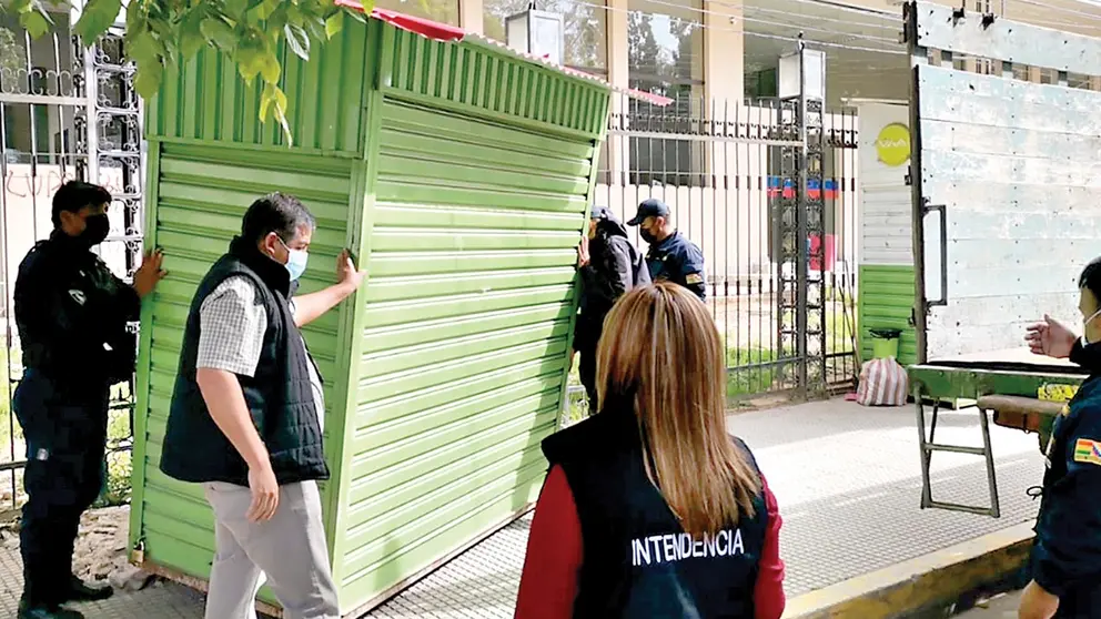 Funcionarios de la Intendencia retiran una caseta ilegal. ALCALDÍA DE COCHABAMBA