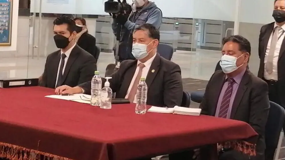 Juan Lanchipa comparece ante una comisi&oacute;n en la c&aacute;mara de Diputados.