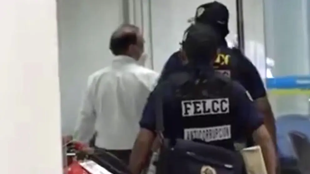 Efectivos de la FELCC en instalaciones de Saguapac. CAPTURA-ERBOL