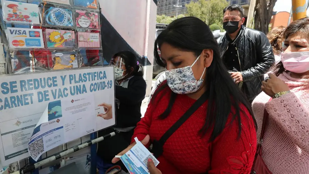 Plastificado e impresi&oacute;n del carnet de vacuna. Foto: Urgente.bo