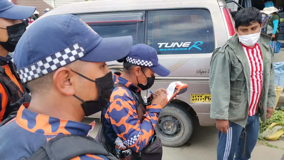 Guardias aplican una sanci&oacute;n a un infractor, durante el operativo de esta ma&ntilde;ana. CR&Eacute;DITO: Intendencia