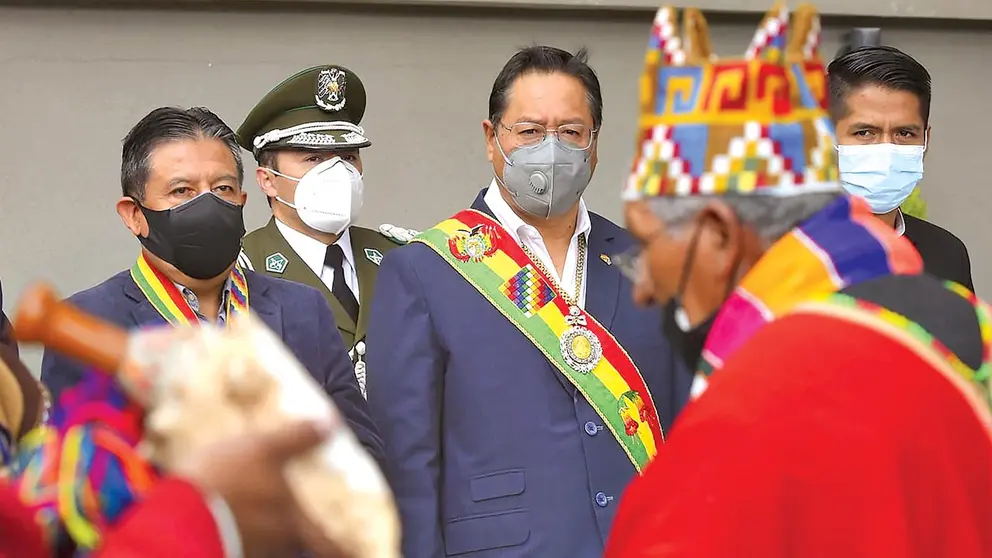 El presidente Luis Arce (d) al lado de David Choquehuanca (izq.) durante la celebración de ayer. APG