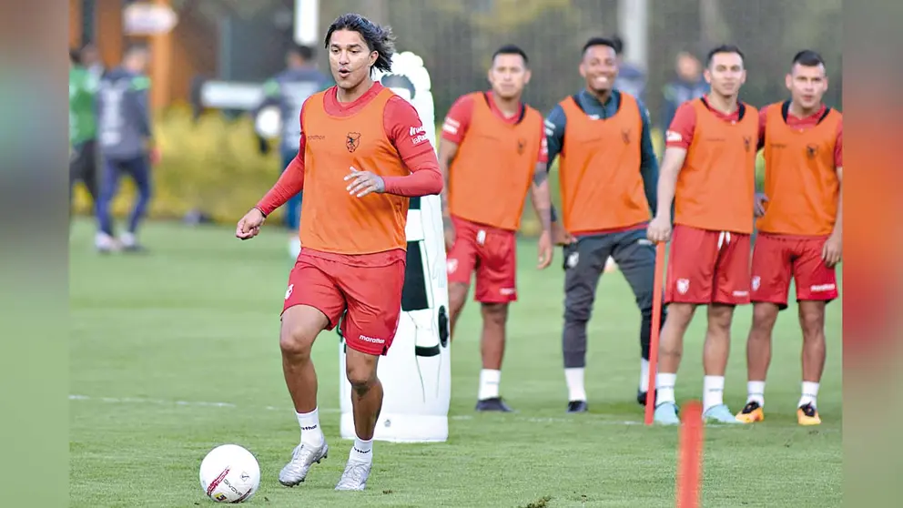 Marcelo Martins realiza la sesión de entrenamiento en la Selección. FBF