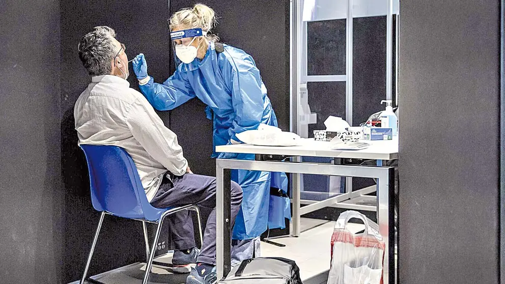 Un hombre se somete a una prueba para detectar el coronavirus. EL INDEPENDIENTE