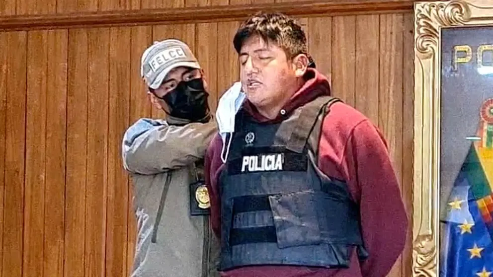 El violador serial fue presentado nuevamente en el ministerio de Gobierno. Foto: Min. Gob.