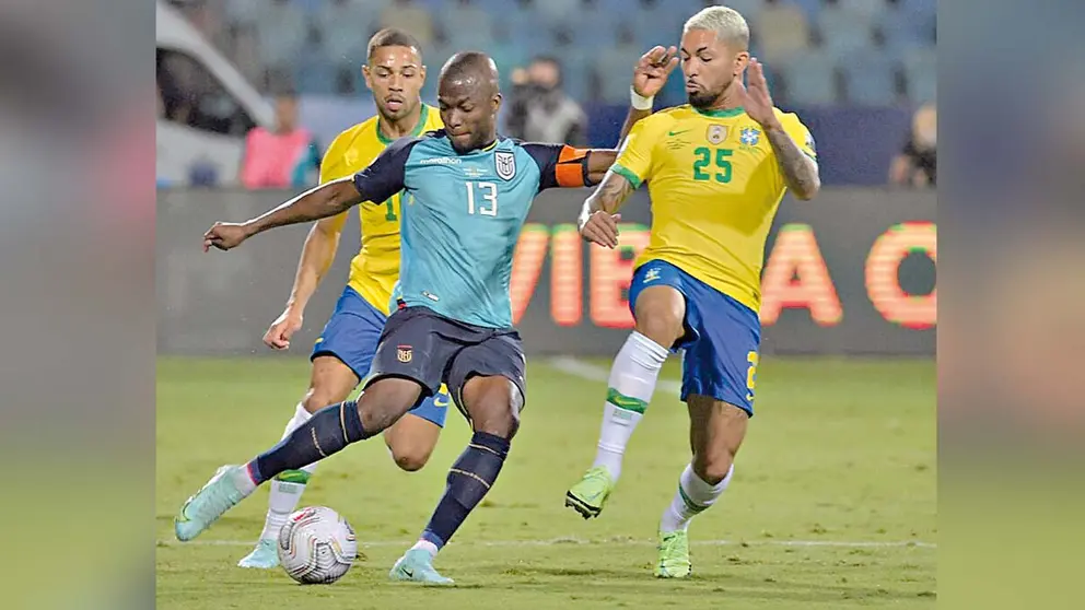 Partido de Brasil y Ecuador, en la ida. ARCHIVO