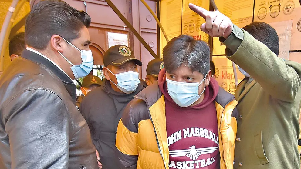 Richard Choque, feminicida y violador en serie, es trasladado al penal de  Chonchocoro de La Paz. APG