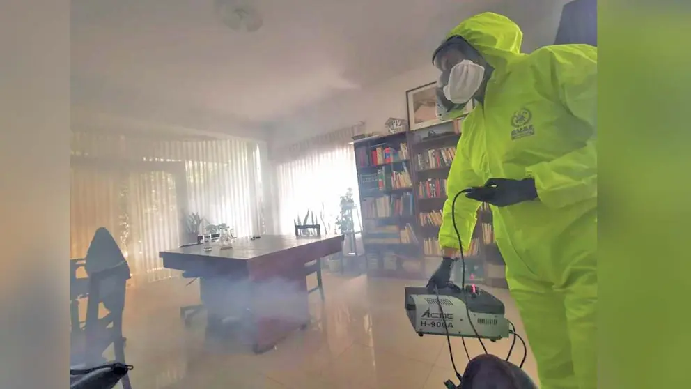 Un bombero voluntario desinfecta el domicilio de un cliente. GEOS